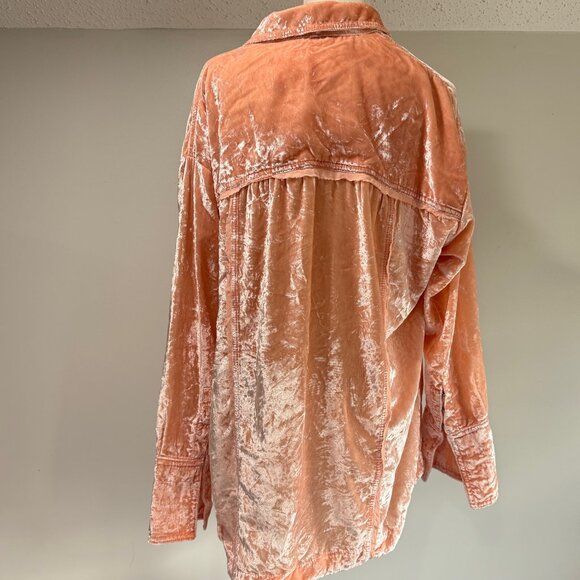 FREE PEOPLE We The Free Marianne Crushed Velvet Shirt in Sun Blush Pink - Picture 4 of 10